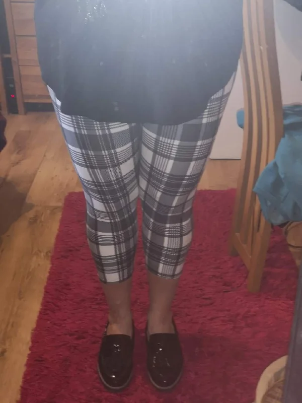 24/7 Capri Leggings – Black & White Tartan