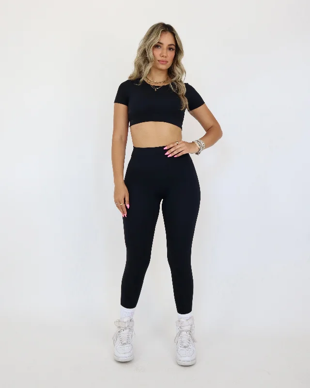 PERFORMANCE CROPPED TEE - BLACK